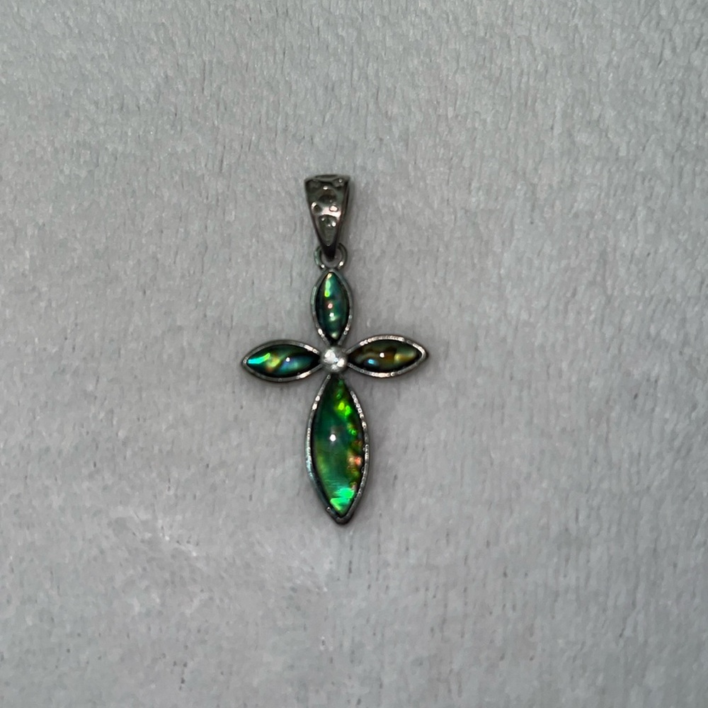 ✅ Cross pendant